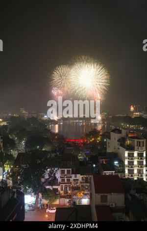 Hanoi, Vietnam - 10 febbraio 2024: Fuochi d'artificio sul lago Hoan Kiem per celebrare il Tet, il capodanno lunare vietnamita Foto Stock