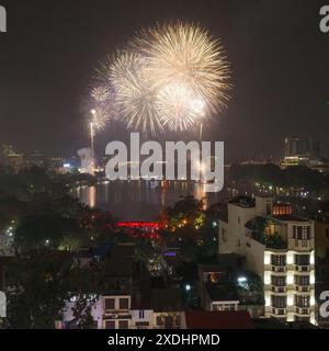 Hanoi, Vietnam - 10 febbraio 2024: Fuochi d'artificio sul lago Hoan Kiem per celebrare il Tet, il capodanno lunare vietnamita Foto Stock
