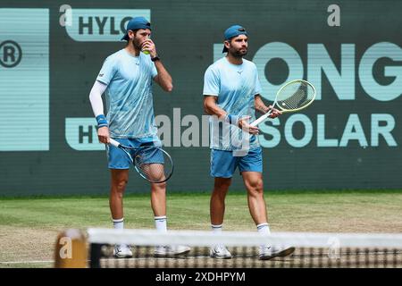 23 giugno 2024, Halle Westf, Westfalen, Deutschland: Simone Bolelli (ITA), Andrea Vavassori (ITA) discorso tattico durante il 31. TERRA WORTMANN OPEN, ATP500 - Mens Tennis (immagine di credito: © Mathias Schulz/ZUMA Press Wire) SOLO PER USO EDITORIALE! Non per USO commerciale! Foto Stock