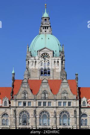 HANNOVER, GERMANIA - 09 APRILE 2015: Primo piano dell'edificio del nuovo Municipio di Hannover con i turisti in una splendida giornata di primavera Foto Stock