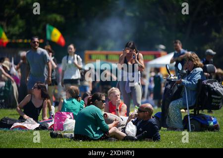 Persone al festival Africa Oye a Sefton Park a Liverpool. Data foto: Domenica 23 giugno 2024. Foto Stock