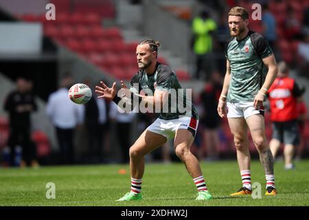 Chris Hankinson dei Salford Red Devils si scalda prima della partita di Betfred Super League al Salford Community Stadium di Salford. Data foto: Domenica 23 giugno 2024. Foto Stock