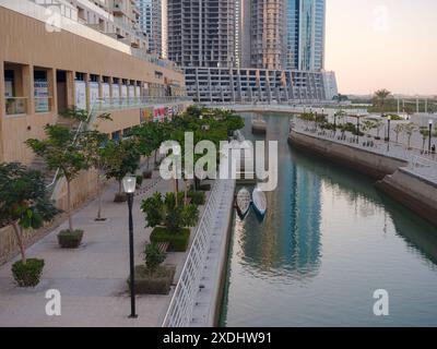 Abu Dhabi, Emirati Arabi Uniti - 11 gennaio 2024: Reem Park Canal - aree pubbliche e spazi nell'isola di al Reem Foto Stock