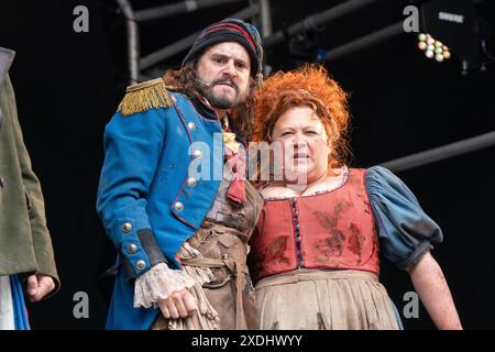 Il cast di Les Miserables London in costume esibendosi al West End LiveLuke Kempner & Claire Machin West End Live riunisce tutti i musical Theare su un unico palco per un fine settimana. Sabato 22 giugno 2024 Musical includevano Wicked, Phantom of the Opera, Frozen, A Chorus Line, Operation Mincemeat, Babies the Musical, Mean Girls, Moulin Rouge, Cabaret, The Book of Mormon, Sister Act, Hamilton, Les Miserables e Emerald Storm. I presentatori della giornata erano Mazz Murray Hannah Lowther e Bradly Jaden. La folla ha rimesso in sesto Trafalagr Square. Foto Stock