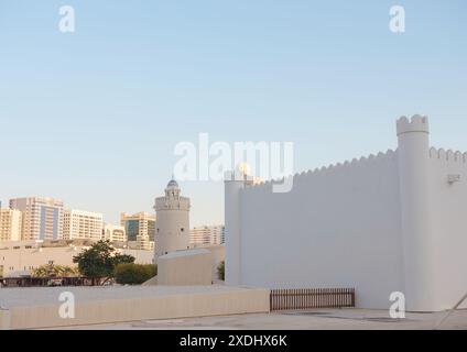 I famosi punti di riferimento della città di Abu Dhabi, il moderno museo storico Qasr al Hosn dopo l'ora del tramonto Foto Stock