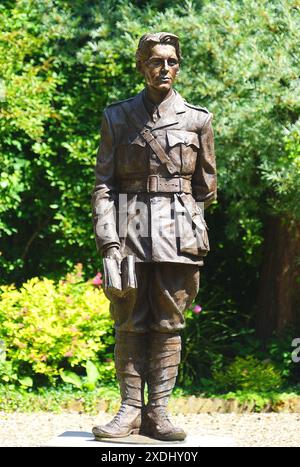 Statua di Rupert Brooke di fronte all'Old Vicarage, Granchester Foto Stock