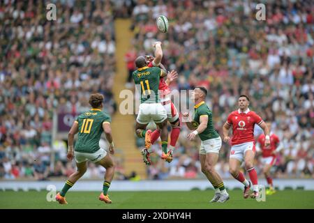 Makazole Mapimpi del Sudafrica e Liam Williams del Galles si alzano al pallone durante l'amichevole internazionale tra Sudafrica e Galles al Twickenham Stadium di Twickenham, Regno Unito, il 22 giugno 2024. Foto di Phil Hutchinson. Solo per uso editoriale, licenza richiesta per uso commerciale. Non utilizzare in scommesse, giochi o pubblicazioni di singoli club/campionato/giocatori. Foto Stock