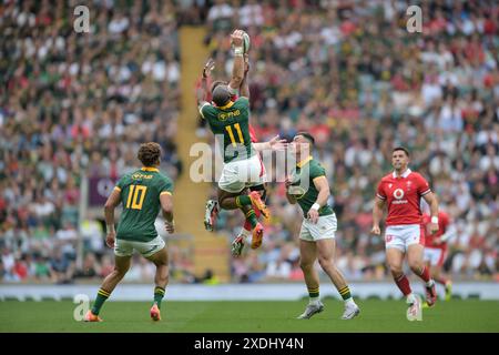 Makazole Mapimpi del Sudafrica e Liam Williams del Galles si alzano al pallone durante l'amichevole internazionale tra Sudafrica e Galles al Twickenham Stadium di Twickenham, Regno Unito, il 22 giugno 2024. Foto di Phil Hutchinson. Solo per uso editoriale, licenza richiesta per uso commerciale. Non utilizzare in scommesse, giochi o pubblicazioni di singoli club/campionato/giocatori. Foto Stock