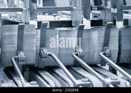 linea di assemblaggio di imballaggi in cartone in scatole e prodotti finiti. Foto Stock