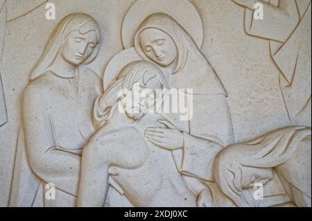 Gesù è deposto nella tomba. Stazione XIV della via Crucis. Valinhos (Fátima), Portogallo. Foto Stock