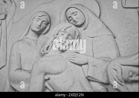 Gesù è deposto nella tomba. Stazione XIV della via Crucis. Valinhos (Fátima), Portogallo. Foto Stock