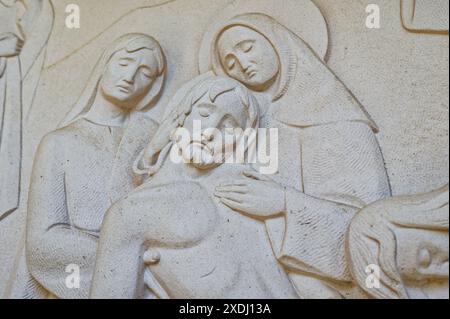 Gesù è deposto nella tomba. Stazione XIV della via Crucis. Valinhos (Fátima), Portogallo. Foto Stock