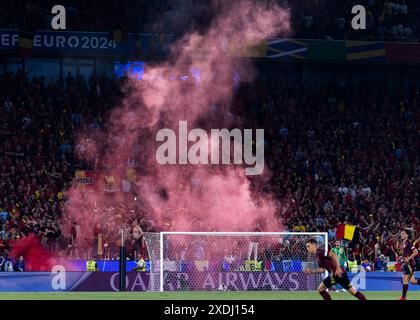 Colonia, Germania. 23 giugno 2024. Koeln, RheinEnergieStadion, 22.06.2024: Fumo rosso dal Bengala fuoco durante la partita UEFA European Championship 2024 Belgio contro Romania. Crediti: Mika Volkmann/Alamy Live News Foto Stock