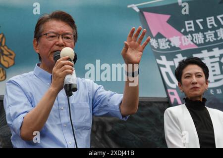 Akira Nagatsuma, vice capo del capitolo di Tokyo del partito democratico costituzionale di opposizione (CDP) parla a sostegno del candidato indipendente Renho in una manifestazione. Alle elezioni del 7 luglio si terranno 56 candidati da record, la sfida più forte per l'incumbent, Yuriko Koike, (che spera di vincere un terzo mandato come governatore della capitale del Giappone) proveniente dal politico di centro-sinistra, Renho Saito. Foto Stock