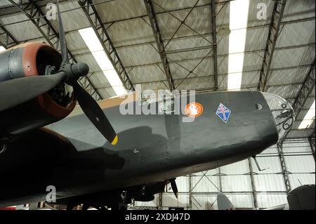 Halifax 'Friday the 13th' all'interno dell'hangar principale dello Yorkshire Air Museum. Foto Stock