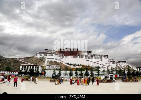 Tibet, Cina. 23 giugno 2024. I turisti visiteranno il Palazzo Potala a Lhasa, Tibet, Cina, il 20 giugno 2024. (Foto di Costfoto/NurPhoto) credito: NurPhoto SRL/Alamy Live News Foto Stock