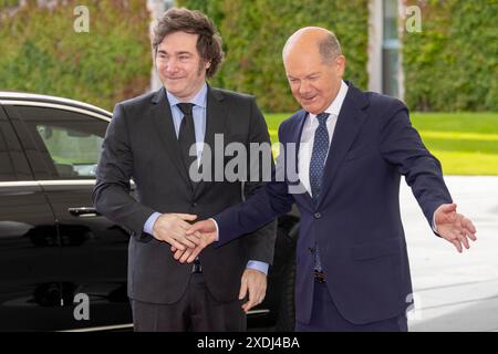 Javier Milei, Olaf Scholz Bundeskanzler Scholz empfängt den Präsidenten der Republik Argentinien, Milei, AM 23.06.2024 a Berlino, Bundeskanzleramt, Deutschland *** Javier Milei, Olaf Scholz Cancelliere federale Scholz riceve il Presidente della Repubblica Argentina, Milei, il 23 06 2024 a Berlino, Cancelleria federale, Germania Foto Stock