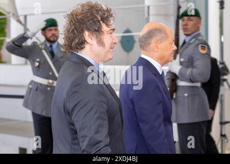 Javier Milei, Olaf Scholz Bundeskanzler Scholz empfängt den Präsidenten der Republik Argentinien, Milei, AM 23.06.2024 a Berlino, Bundeskanzleramt, Deutschland *** Javier Milei, Olaf Scholz Cancelliere federale Scholz riceve il Presidente della Repubblica Argentina, Milei, il 23 06 2024 a Berlino, Cancelleria federale, Germania Foto Stock