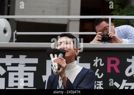 Tokyo, Giappone. 22 giugno 2024. Il candidato indipendente Renho Saito ha visto parlare ad una manifestazione. Alle elezioni del 7 luglio si terranno 56 candidati da record, la sfida più forte per l'incumbent, Yuriko Koike, (che spera di vincere un terzo mandato come governatore della capitale del Giappone) proveniente dal politico di centro-sinistra, Renho Saito. (Foto di Damon Coulter/SOPA Images/Sipa USA) credito: SIPA USA/Alamy Live News Foto Stock