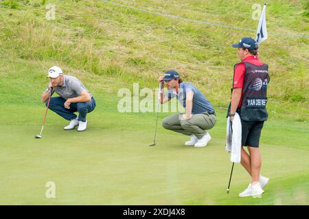 AMSTERDAM, PAESI BASSI - 21 GIUGNO: Maximilian Kieffer della Germania e Kiet van der Weele dei Paesi Bassi durante il Day 2, KLM Open 2024, DP World Tour all'International il 21 giugno 2024 ad Amsterdam, Paesi Bassi. (Foto di Henk Seppen/Orange Pictures) Foto Stock