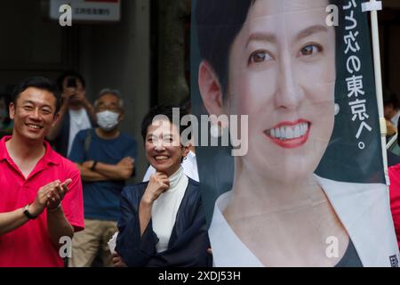 Tokyo, Giappone. 22 giugno 2024. Il candidato indipendente Renho Saito (centro) aspetta di parlare ad una manifestazione. Alle elezioni del 7 luglio si terranno 56 candidati da record, la sfida più forte per l'incumbent, Yuriko Koike, (che spera di vincere un terzo mandato come governatore della capitale del Giappone) proveniente dal politico di centro-sinistra, Renho Saito. (Foto di Damon Coulter/SOPA Images/Sipa USA) credito: SIPA USA/Alamy Live News Foto Stock