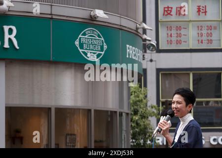 Tokyo, Giappone. 22 giugno 2024. Il candidato indipendente Renho Saito ha visto parlare ad una manifestazione. Alle elezioni del 7 luglio si terranno 56 candidati da record, la sfida più forte per l'incumbent, Yuriko Koike, (che spera di vincere un terzo mandato come governatore della capitale del Giappone) proveniente dal politico di centro-sinistra, Renho Saito. (Foto di Damon Coulter/SOPA Images/Sipa USA) credito: SIPA USA/Alamy Live News Foto Stock