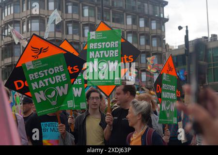 Campagne pubblicitarie alla marcia per "Restore Nature Now", Londra, Regno Unito, 22 giugno 2024. Foto Stock