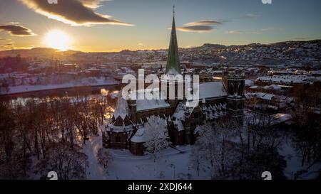 Cattedrale di Trondheim all'ora d'oro in drone. Probabilmente la chiesa più grande della norvegia Foto Stock