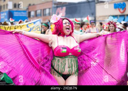 Un partecipante alla 42a Parata annuale delle Sirene a Coney Island posa per una foto a New York, NY il 22 giugno 2024. Dal 1983, centinaia di migliaia di newyorkesi e visitatori sono venuti a partecipare e guardare questa sfilata, ispirata alle sfilate del Mardi Gras di Coney Island del passato. Simile agli anni passati, quest'anno ha caratterizzato un'ampia gamma di costumi festivi, trucco, carri allegorici, striscioni, musica, e molto altro ancora. (Foto di Hailstorm Visuals/Sipa USA) Foto Stock