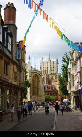 Una vista su Trinity Street fino alla St John's College Chapel, Cambridge Foto Stock