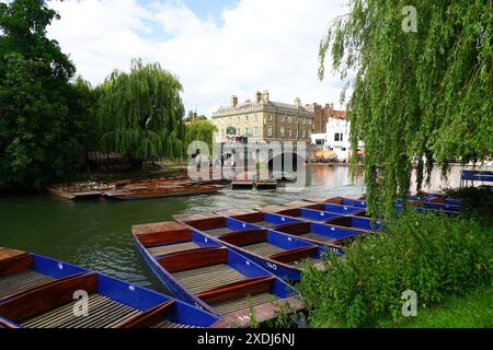 Punt ormeggiati sul "Mill Pond" vicino al Silver Street Bridge, Cambridge Foto Stock