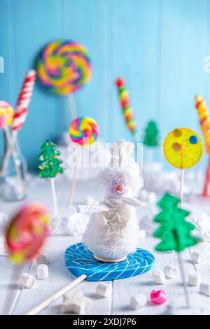 Una composizione luminosa di lecca lecca-lecca multicolore. Pupazzo di neve, Capodanno, Natale, dolci, dessert. Foto Stock