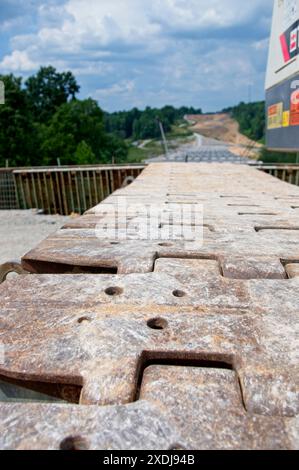 Guardando la parte superiore della pista metallica su attrezzature pesanti Foto Stock