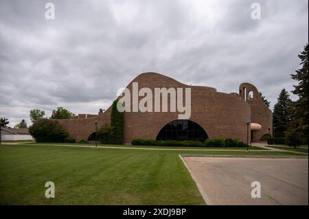 Red Deer, Alberta - 9 giugno 2024: Chiesa cattolica di Santa Maria a Red Deer. Progettato dal famoso architetto canadese Douglas Cardinal. Foto Stock