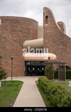 Red Deer, Alberta - 9 giugno 2024: Chiesa cattolica di Santa Maria a Red Deer. Progettato dal famoso architetto canadese Douglas Cardinal. Foto Stock