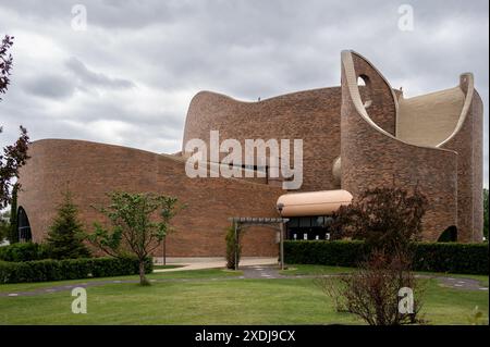 Red Deer, Alberta - 9 giugno 2024: Chiesa cattolica di Santa Maria a Red Deer. Progettato dal famoso architetto canadese Douglas Cardinal. Foto Stock