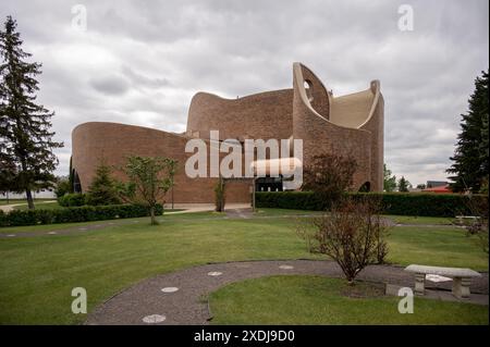 Red Deer, Alberta - 9 giugno 2024: Chiesa cattolica di Santa Maria a Red Deer. Progettato dal famoso architetto canadese Douglas Cardinal. Foto Stock