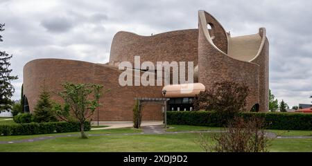 Red Deer, Alberta - 9 giugno 2024: Chiesa cattolica di Santa Maria a Red Deer. Progettato dal famoso architetto canadese Douglas Cardinal. Foto Stock