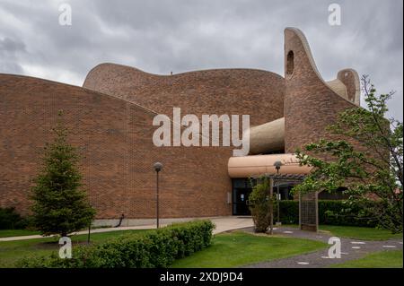 Red Deer, Alberta - 9 giugno 2024: Chiesa cattolica di Santa Maria a Red Deer. Progettato dal famoso architetto canadese Douglas Cardinal. Foto Stock