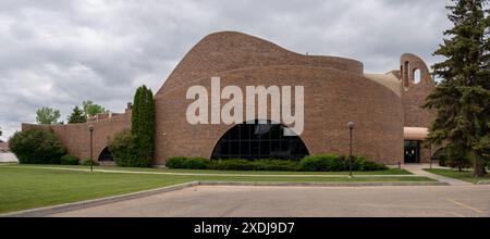 Red Deer, Alberta - 9 giugno 2024: Chiesa cattolica di Santa Maria a Red Deer. Progettato dal famoso architetto canadese Douglas Cardinal. Foto Stock