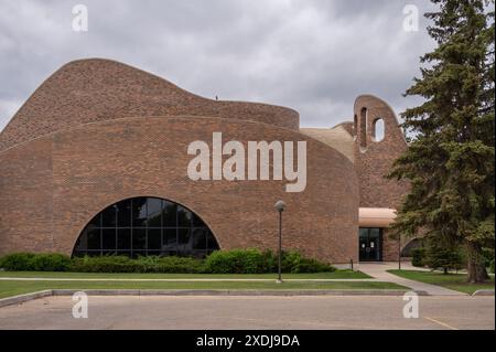 Red Deer, Alberta - 9 giugno 2024: Chiesa cattolica di Santa Maria a Red Deer. Progettato dal famoso architetto canadese Douglas Cardinal. Foto Stock