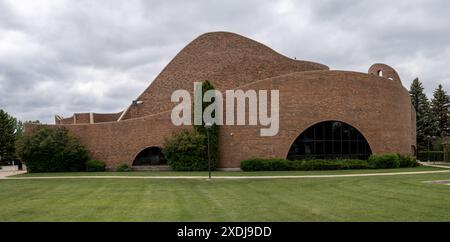 Red Deer, Alberta - 9 giugno 2024: Chiesa cattolica di Santa Maria a Red Deer. Progettato dal famoso architetto canadese Douglas Cardinal. Foto Stock