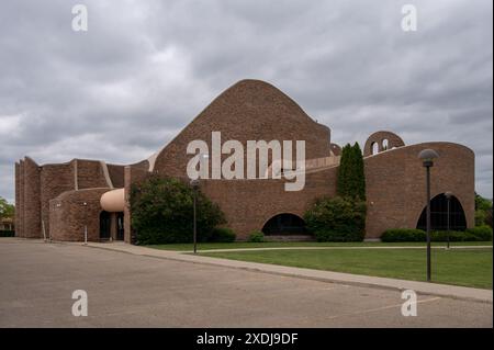 Red Deer, Alberta - 9 giugno 2024: Chiesa cattolica di Santa Maria a Red Deer. Progettato dal famoso architetto canadese Douglas Cardinal. Foto Stock