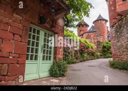 Case rosse viste dalla strada di Collonges-la-Rouge, uno dei villaggi più belli della Francia, Corrèze Foto Stock