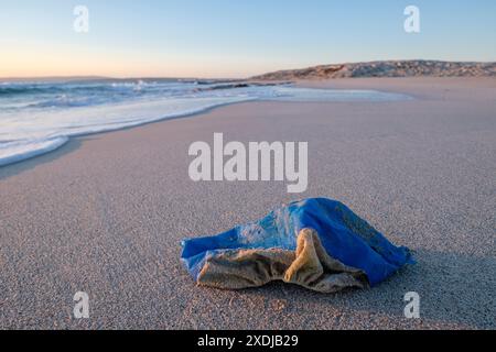 Plastica abbandonata sulla spiaggia, es Trucadors, Formentera, Isole Pitiusas, Comunità delle Baleari, Spagna Foto Stock