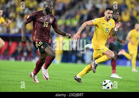 Romelu Lukaku (10) del Belgio nella foto in azione con la difesa di Andrei Burca (15) della Romania durante una partita di calcio tra le squadre nazionali del Belgio, chiamata Red Devils e Romania nella seconda giornata del gruppo e nella fase a gironi del torneo UEFA Euro 2024 , domenica 22 giugno 2024 a Colonia, Germania. FOTO SPORTPIX | David Catry Foto Stock