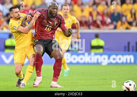 Andrei Burca (15) di Romania nella foto in duello con Romelu Lukaku (10) del Belgio durante una partita di calcio tra le squadre nazionali del Belgio, chiamata Red Devils e Romania nella seconda giornata del gruppo e nella fase a gironi del torneo UEFA Euro 2024 , sabato 22 giugno 2024 a Colonia, Germania. FOTO SPORTPIX | David Catry Foto Stock