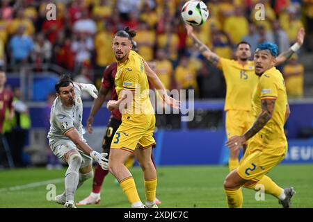 Florin Nita (1) della Romania e Radu Dragusin (3) della Romania nella foto in azione durante una partita di calcio tra le squadre nazionali del Belgio, chiamata Red Devils e Romania nella seconda partita del gruppo e nella fase a gironi del torneo UEFA Euro 2024 , sabato 22 giugno 2024 a Colonia, Germania. FOTO SPORTPIX | David Catry Foto Stock