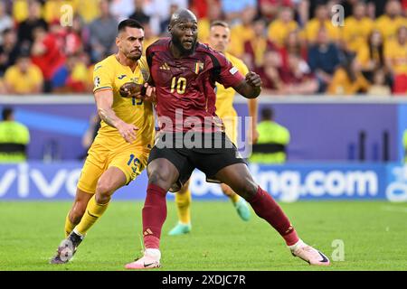 Andrei Burca (15) di Romania nella foto in duello con Romelu Lukaku (10) del Belgio durante una partita di calcio tra le squadre nazionali del Belgio, chiamata Red Devils e Romania nella seconda giornata del gruppo e nella fase a gironi del torneo UEFA Euro 2024 , sabato 22 giugno 2024 a Colonia, Germania. FOTO SPORTPIX | David Catry Foto Stock