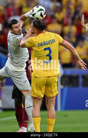 Florin Nita (1) della Romania e Radu Dragusin (3) della Romania nella foto in azione durante una partita di calcio tra le squadre nazionali del Belgio, chiamata Red Devils e Romania nella seconda partita del gruppo e nella fase a gironi del torneo UEFA Euro 2024 , sabato 22 giugno 2024 a Colonia, Germania. FOTO SPORTPIX | David Catry Foto Stock